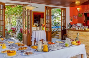 包含每日自助早餐