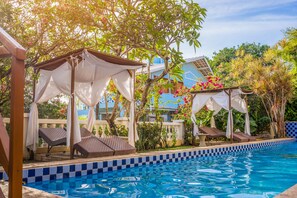 Piscina externa, guarda-sóis, espreguiçadeiras