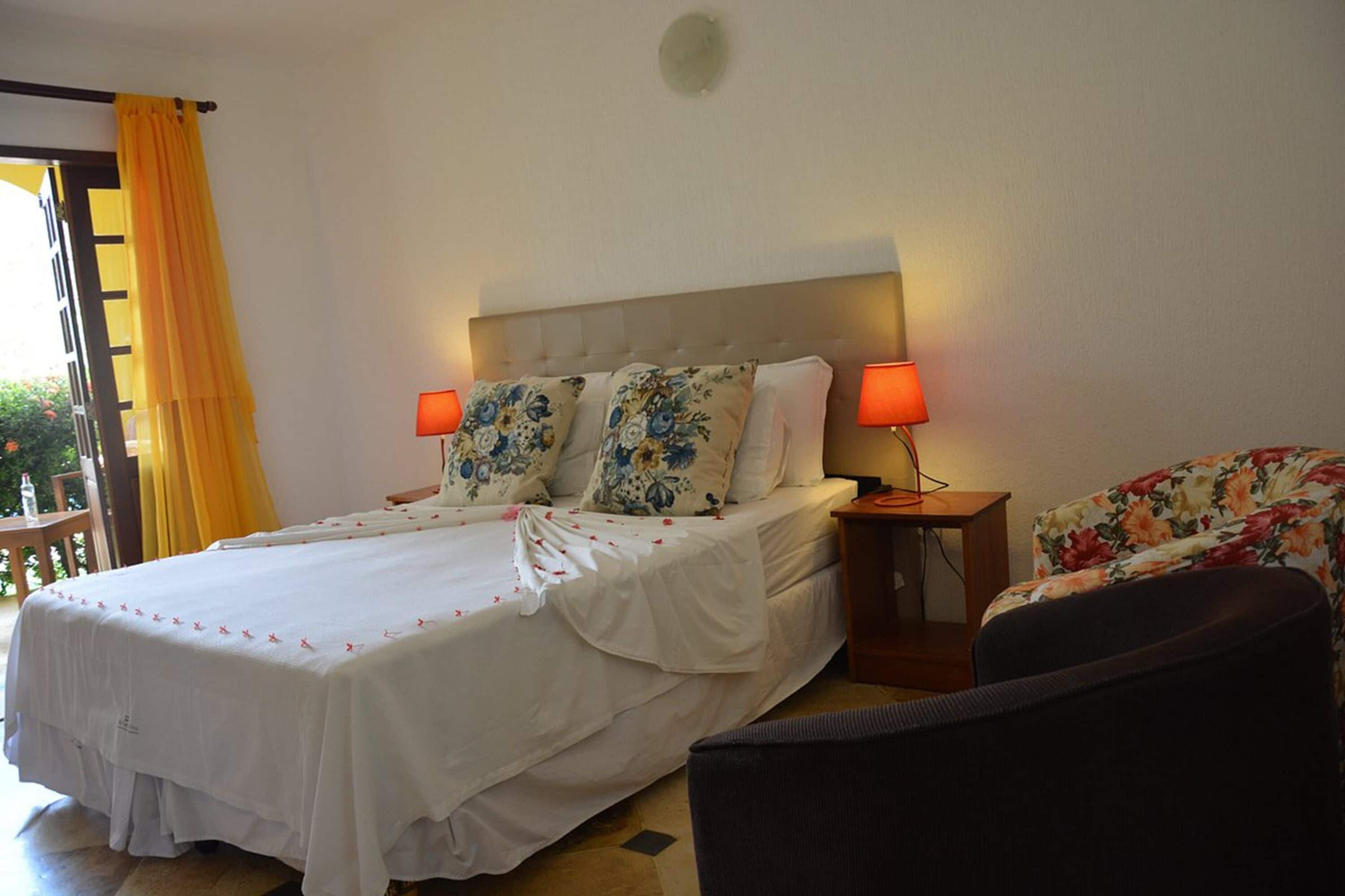 standard room | premium bedding, minibar, in-room safe, desk