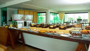 Un buffet proposant une variété de plats et de boissons.