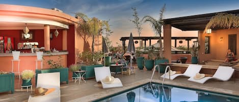 Kolam renang terbuka, dibuka dari pukul 8:30 hingga 19:00, payung kolam