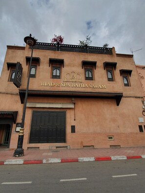A building with a sign reading "Riad & Spa Bahia Salam". - Riad Bahia Salam (Marrakech)