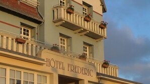 A hotel facade with the name "HOTEL FREDERIC" prominently displayed. - Frederic (Saint-Hilaire-de-Riez)