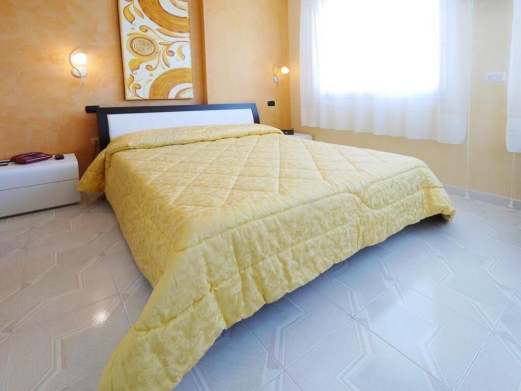 Edredón, minibar, caja de seguridad en la habitación y escritorio 