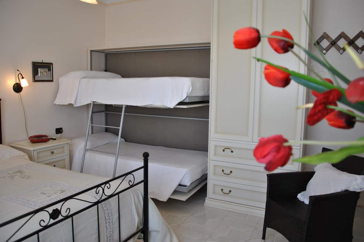 Deluxe-Dreibettzimmer | Daunenbettdecken, Minibar, Zimmersafe, Schreibtisch