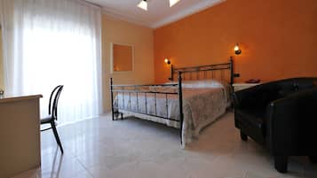 Gebar bulu kapas, bar mini, peti besi dalam bilik, meja