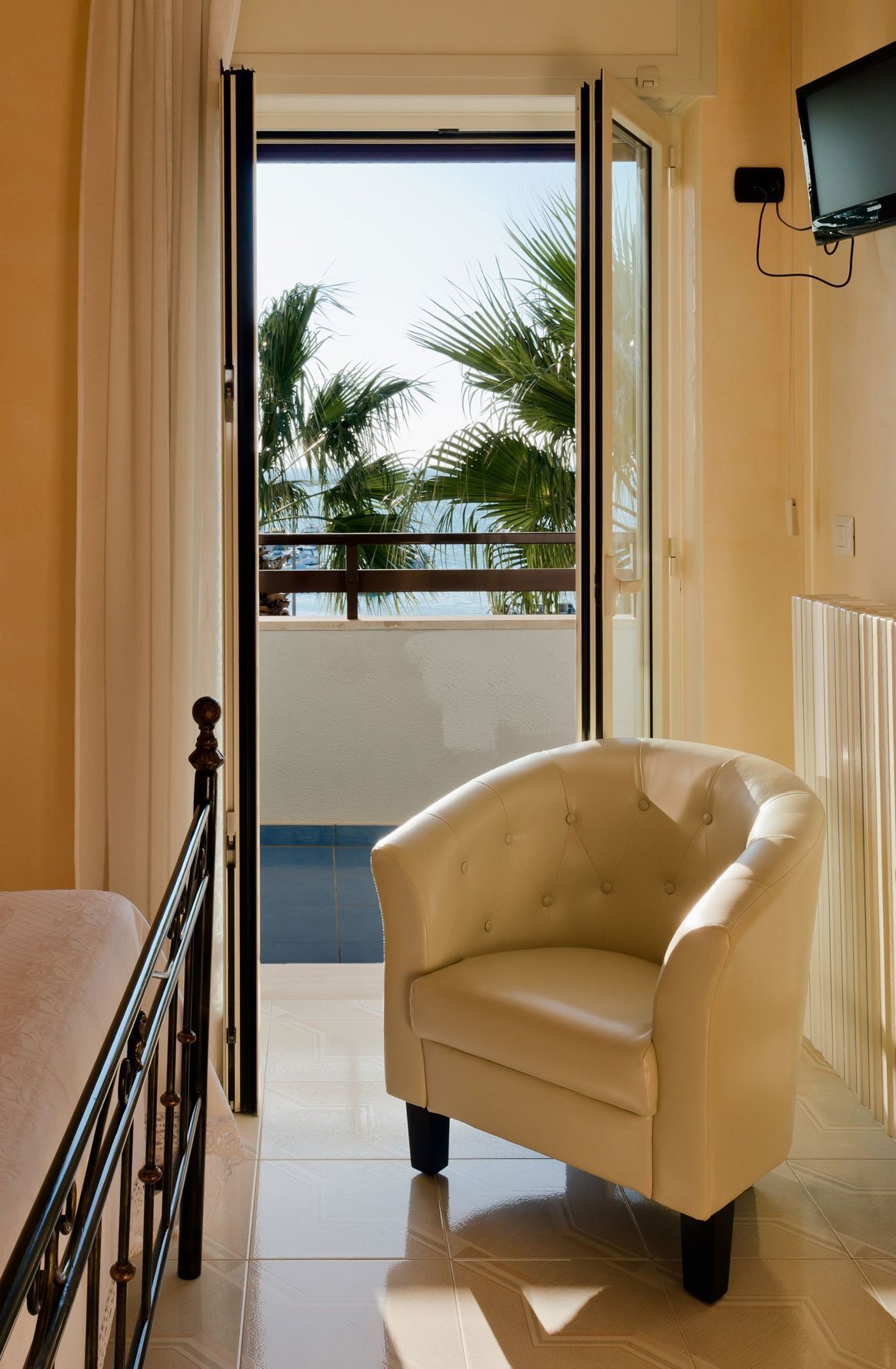 Edredón, minibar, caja de seguridad en la habitación y escritorio 