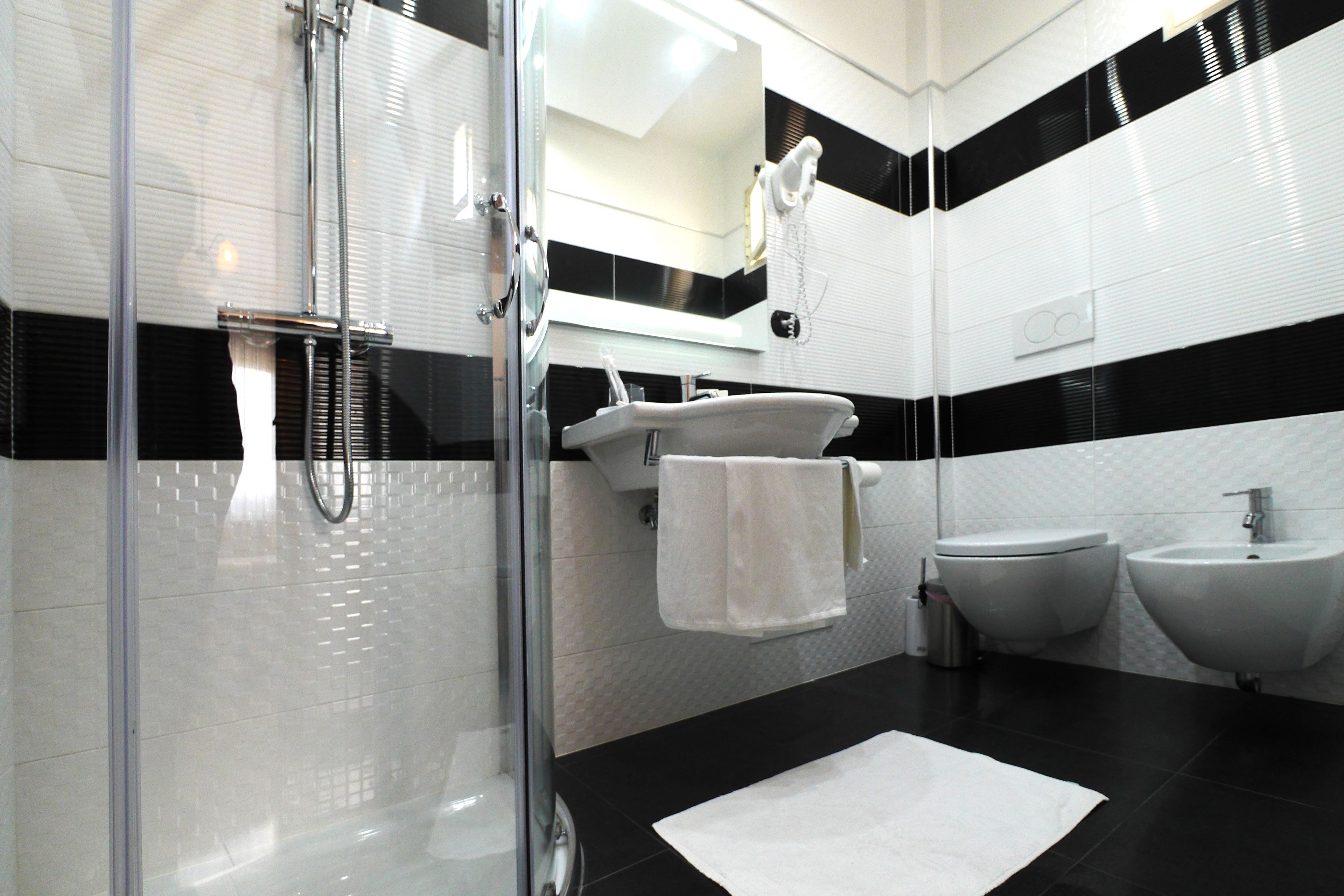 Baño | Regadera, secadora de cabello, batas, pantuflas 