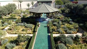 A garden with a central pathway leading to a gazebo. - Riad Jenaï Demeures du Maroc (Marrakech)