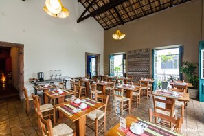 Café da manhã com buffet grátis todos os dias