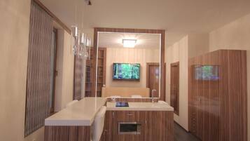 Geladeira, micro-ondas, talheres/pratos/utensílios de cozinha