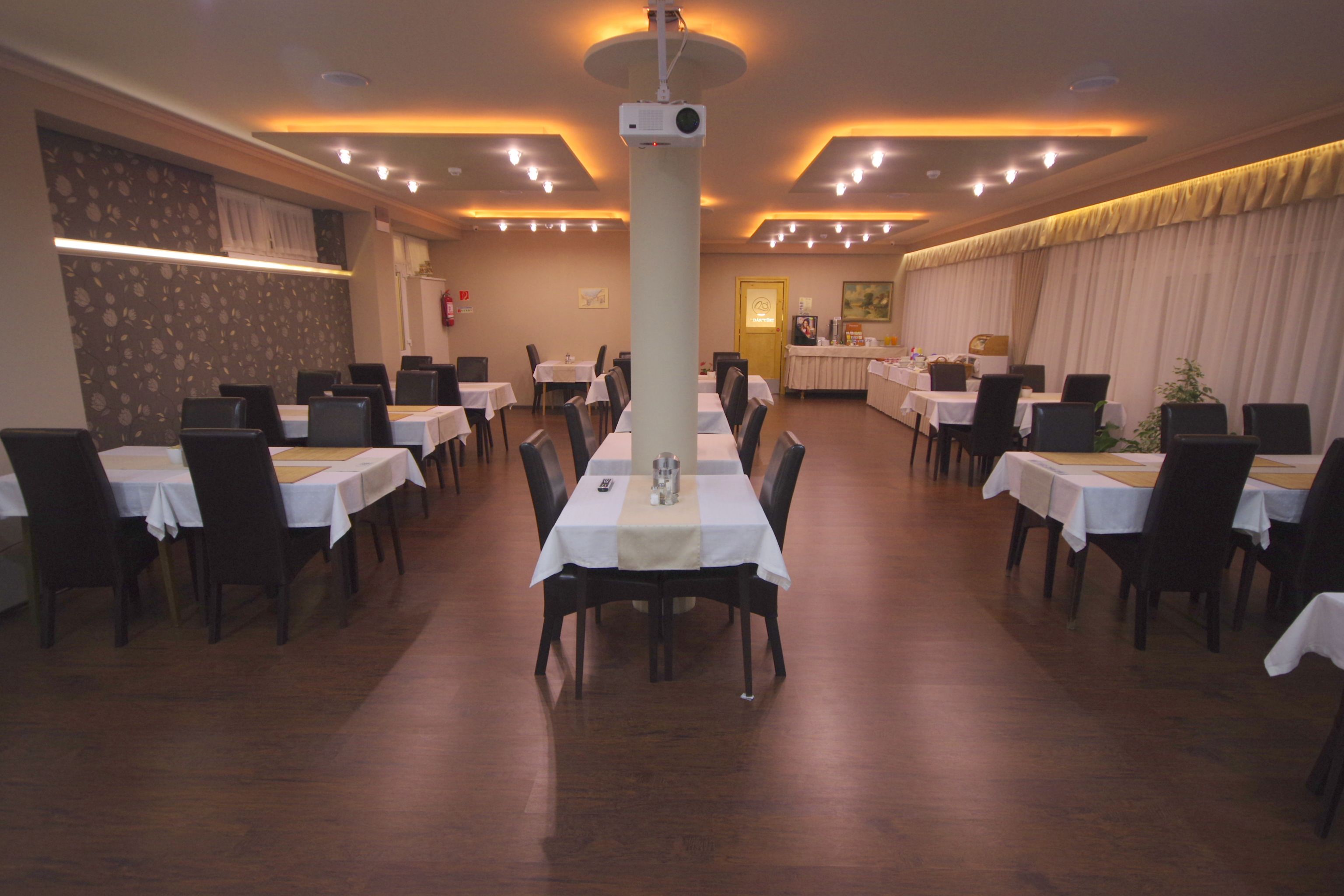 Tägliches Frühstücksbuffet (8 EUR pro Person)