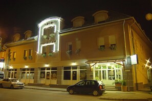 Front of property – evening/night - Hotel Vadászkürt Superior (Szekesfehervar)