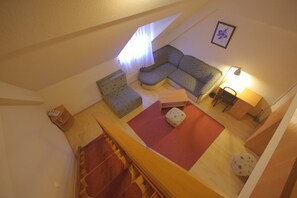 Standard Triple Room, 1 Bedroom | Living area