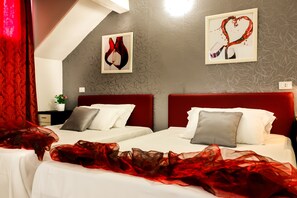 Copriletto in piuma, minibar, una scrivania, tende oscuranti