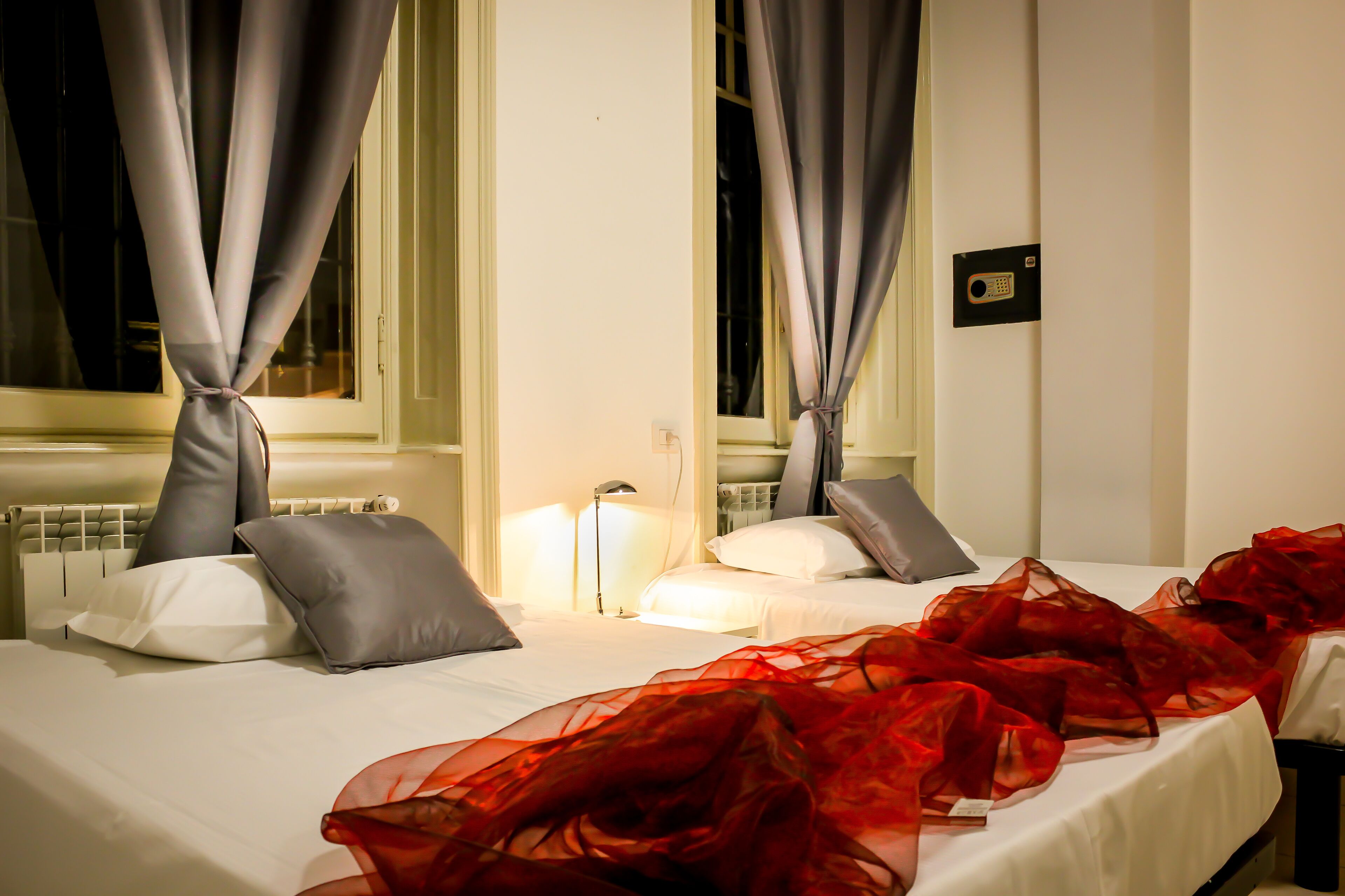 comfort triple room, private bathroom (2 letti matrimoniali) | down duvets, minibar, desk, blackout curtains