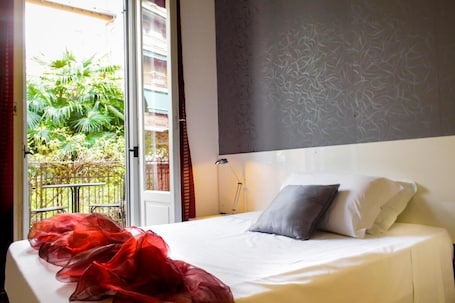 Doppia Basic, bagno condiviso | Copriletto in piuma, minibar, una scrivania, tende oscuranti. Hotel RossoVino