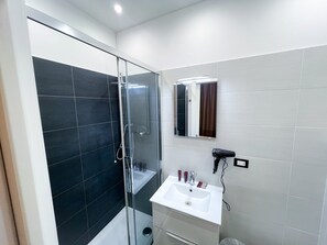 Shower, rainfall showerhead, free toiletries, hair dryer - Hotel RossoVino (Milan)