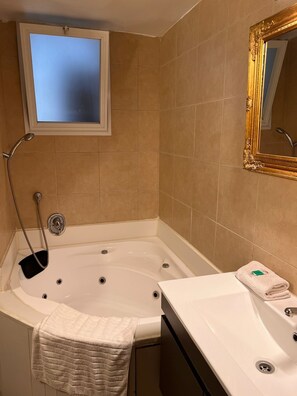 DELUXE ROOM JACUZZI & BALCONY | Bathroom | Hair dryer - Eden Hotel (Haifa)