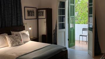 DELUXE ROOM JACUZZI & BALCONY | 1 bedroom, minibar, desk, iron/ironing board