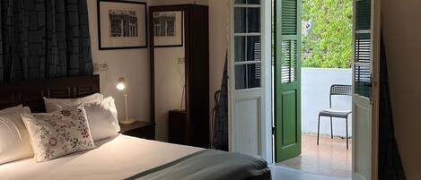 DELUXE ROOM JACUZZI & BALCONY | 1 chambre, minibar, bureau, fer et planche Ă repasser