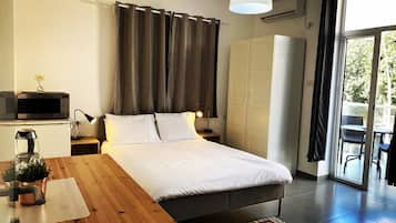 Superior Double Room, Balcony | Minibar, desk, iron/ironing board, free WiFi