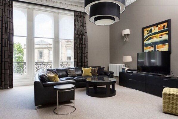 Área de sala de estar | Televisión de plasma de 42 pulgadas con canales por cable y televisión 