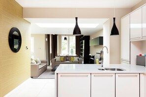 Garden Mews Apartment | Egyptian cotton sheets, premium bedding, pillowtop beds, in-room safe