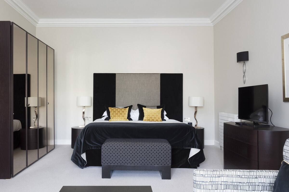 Penthouse, 2 Bedrooms | Egyptian cotton sheets, premium bedding, pillowtop beds, in-room safe