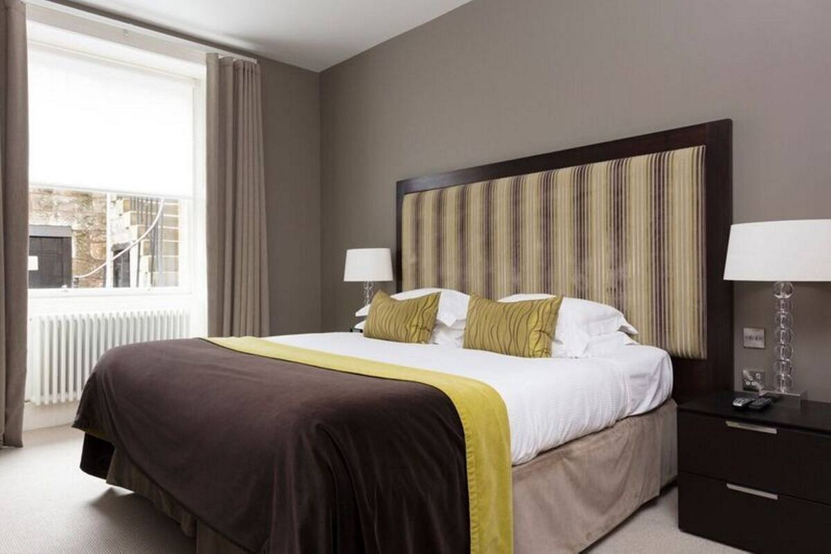 Garden Mews Apartment | Egyptian cotton sheets, premium bedding, pillowtop beds, in-room safe