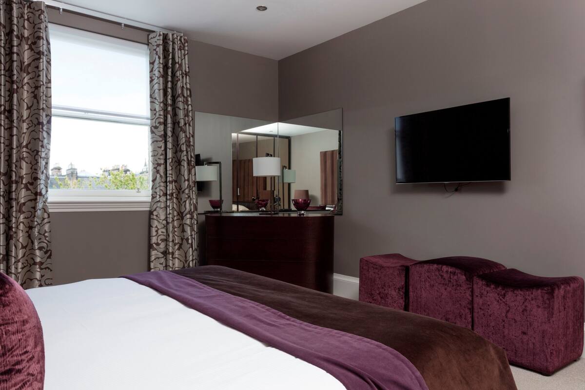 Penthouse Apartment | Egyptian cotton sheets, premium bedding, pillowtop beds, in-room safe