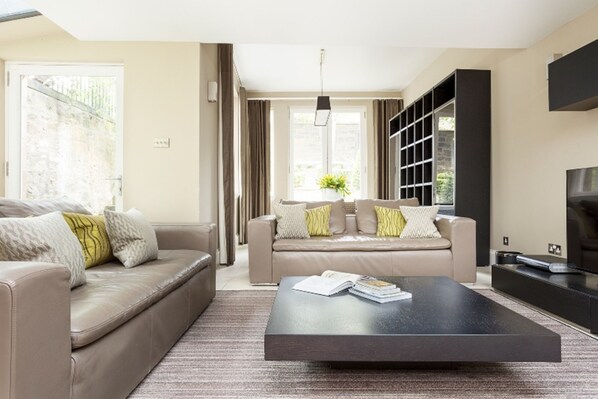 Garden Mews Apartment | Living area