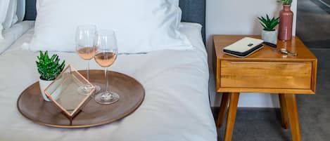 Minibar, caixa forta a l'habitació i escriptori