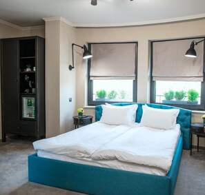 Frigobar, cofres nos quartos, escrivaninha