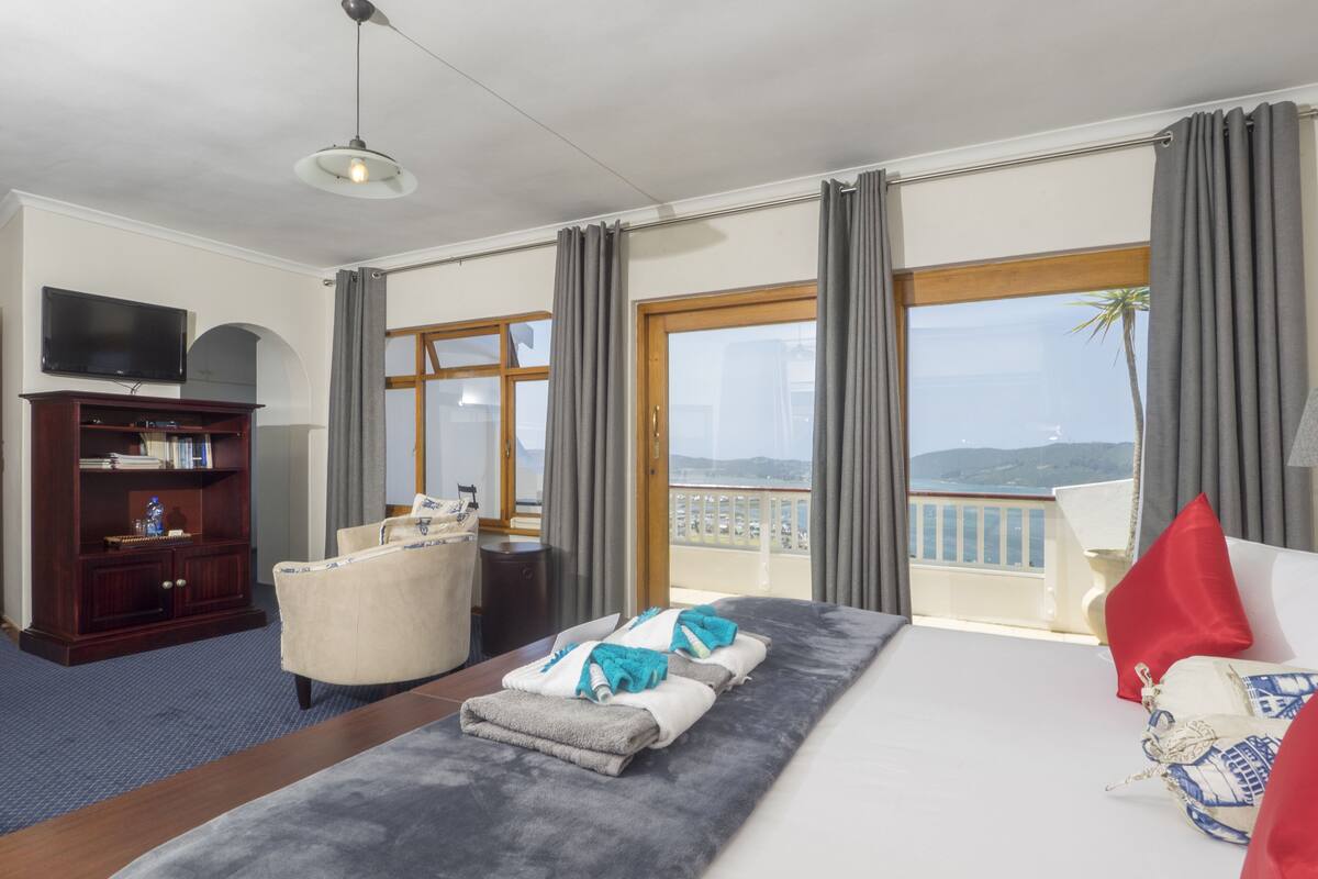 Minibar, in-room safe, individually decorated, individually furnished