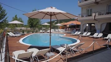 Outdoor pool, pool umbrellas, sun loungers