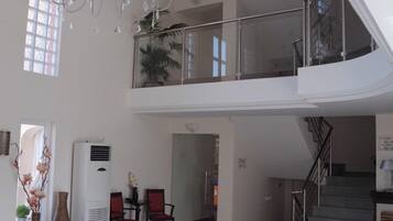 المنشأة من الداخل