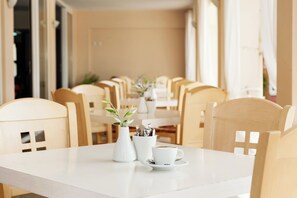 Phục vụ bữa sáng, bữa trưa, món ăn kiểu Địa Trung Hải, nhìn ra bãi biển 