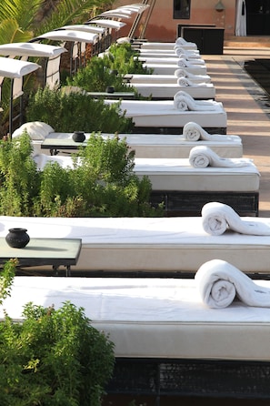 Outdoor pool, pool umbrellas, pool loungers - O'Atlas (Sidi Abdallah Ghiat)