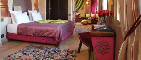 Chambre Double Romantique, 1 lit double, accès piscine, côté jardin