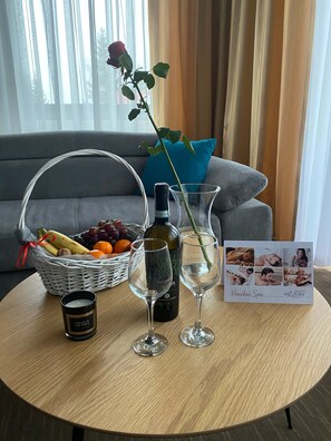 Suite | Escritorio, tabla de planchar con plancha, cunas (de pago)