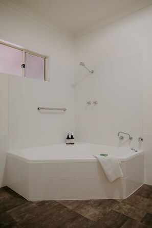Chalet, 1 Bedroom (Duplex) | Bathroom | Combined shower/tub, free toiletries, towels