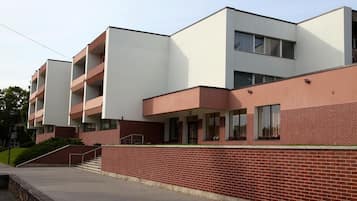 Vista frontal de la propiedad