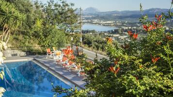 Außenpool (je nach Saison geöffnet), Sonnenschirme, Liegestühle