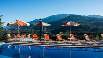 Außenpool (je nach Saison geöffnet), Sonnenschirme, Liegestühle