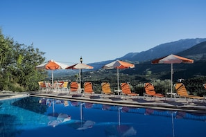Piscina externa sazonal, guarda-sóis, espreguiçadeiras