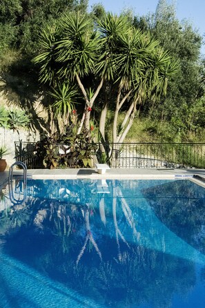Piscine extérieure (ouverte en saison), parasols de plage