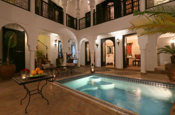 Outdoor pool, pool umbrellas, pool loungers - Riad Baba Ali (Marrakech)