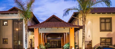 Fachada da propriedade à noite