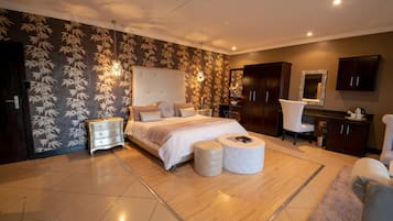 Honeymoon Suite | Deep soaking bathtub